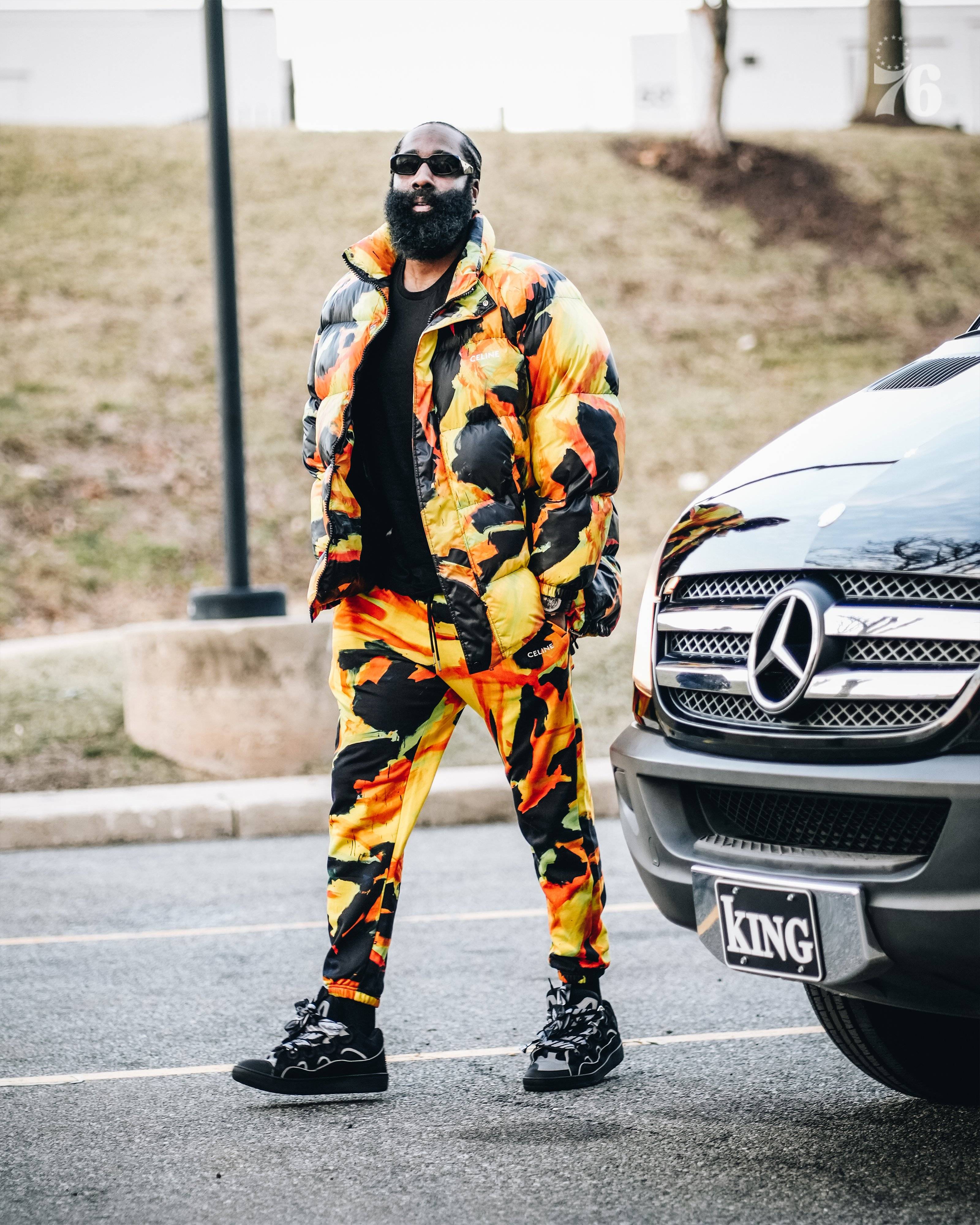 九游游戏平台-库里迎来十二赛季出色发挥，SKT观众热烈欢呼！引发球迷热议(2021赛季库里)